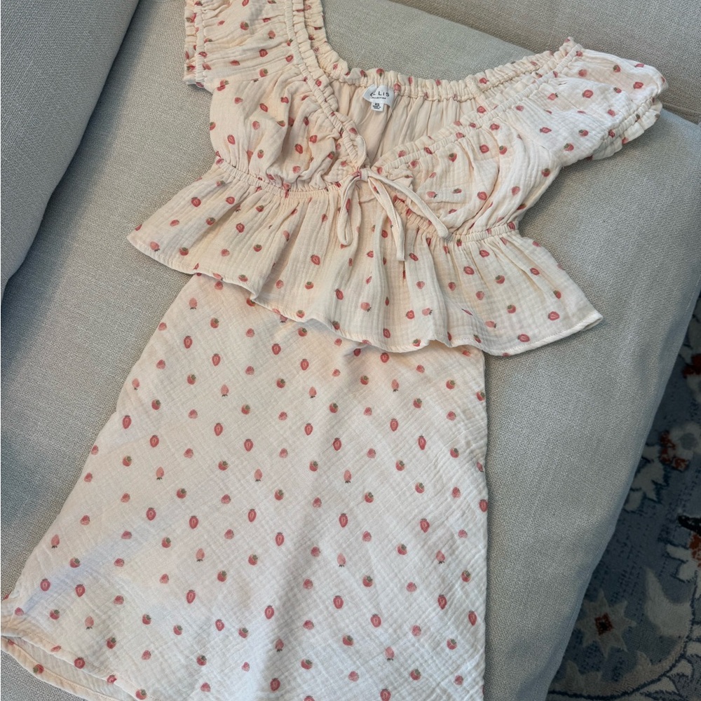 Le Lis Set Strawberry Mini Skirt & Ruffle Top - Picture 3 of 6